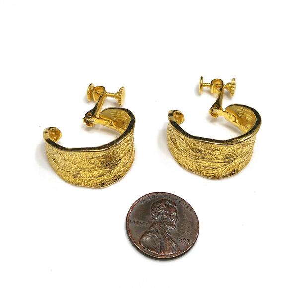 Vintage Goldette Gold Leaf Hoop Earrings 1960s Clip Screw Back Signed - Picture 8 of 10